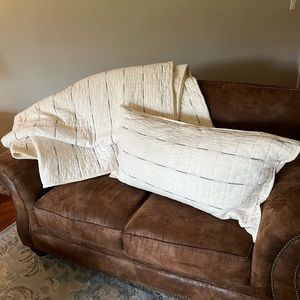 Hearth and Hand complete full/queen bedding set (quilt+3 pillow shams)